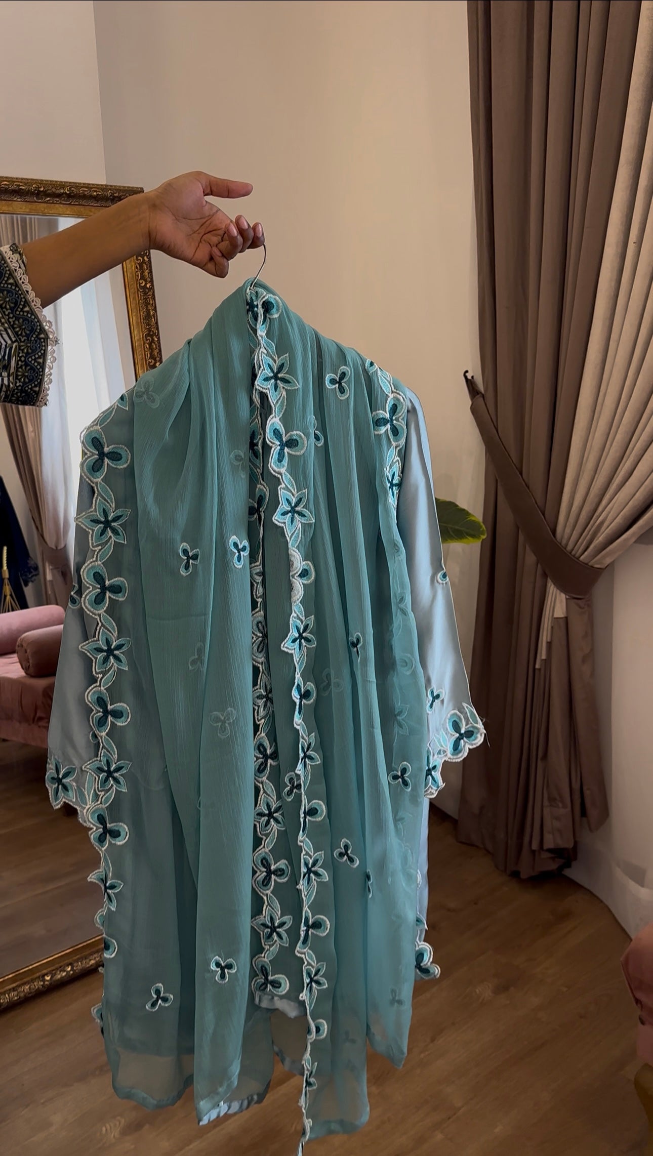 Aina Farshi Aqua