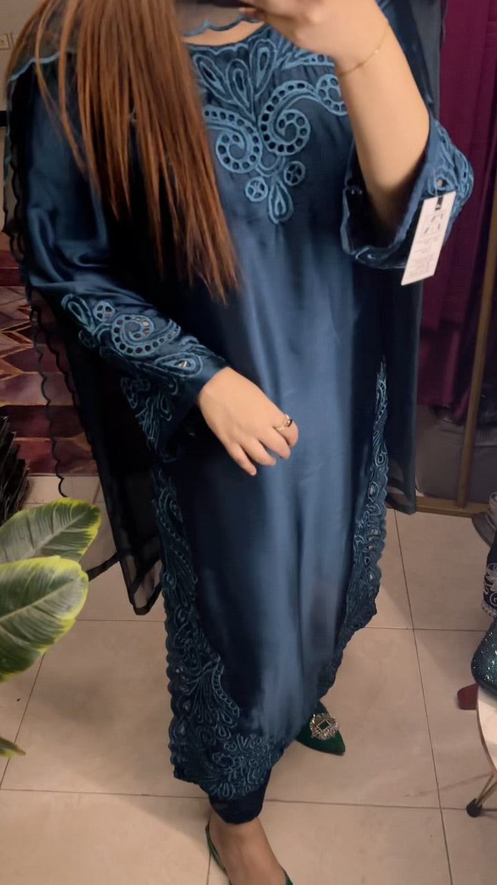 Lama Cutwork