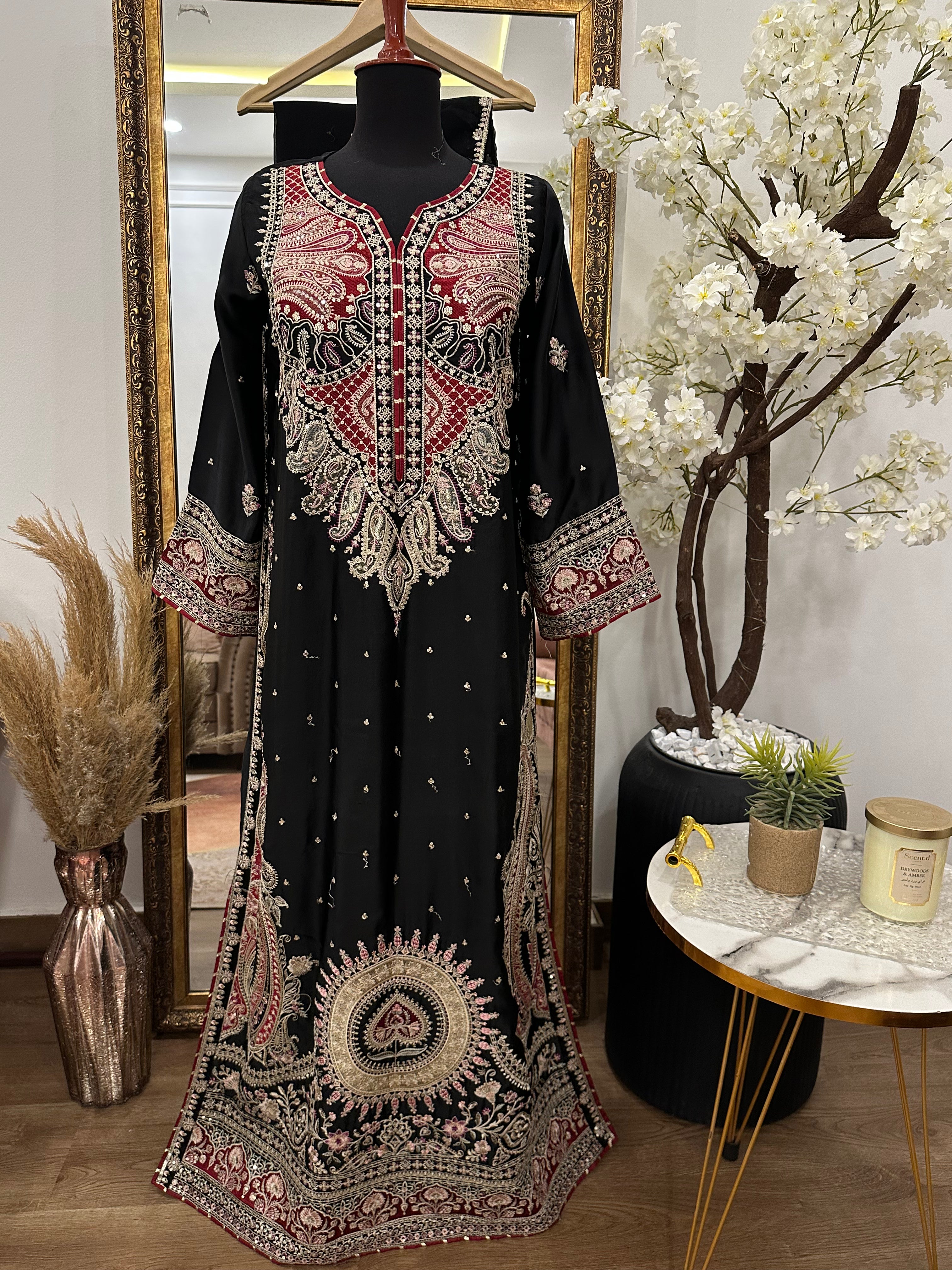 Mahira kaftan Black
